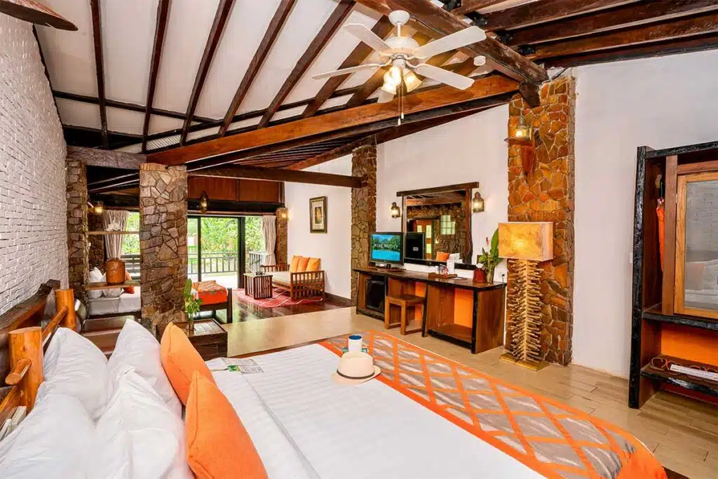 ภายในบังกะโลสไตล์ Tropical Loft ที่ โฮมพุเตย ริเวอร์แคว ที่เน้นการออกแบบด้วยไม้และให้ความรู้สึกอบอุ่น หรูหรา