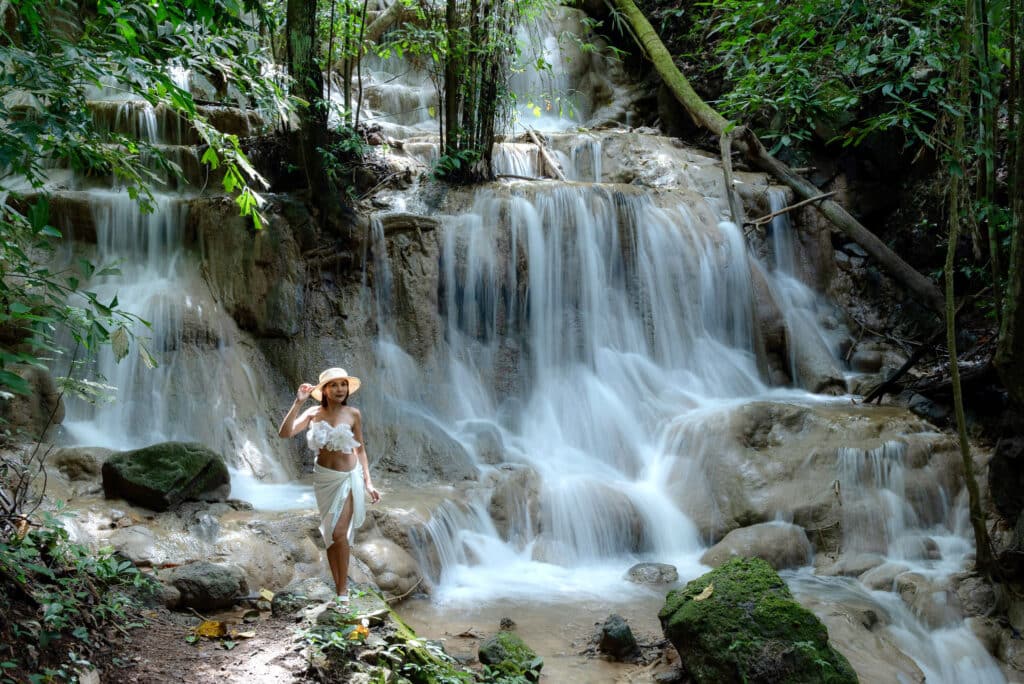 แบกเป้ใบเดียว เที่ยว "โฮมพุเตย" กาญจนบุรี: ทริป Solo Date แช่ออนเซ็น นอนบ้านไม้ซุง ปล่อยให้ประวัติศาสตร์และธรรมชาติช่วยฮีลใจ 1